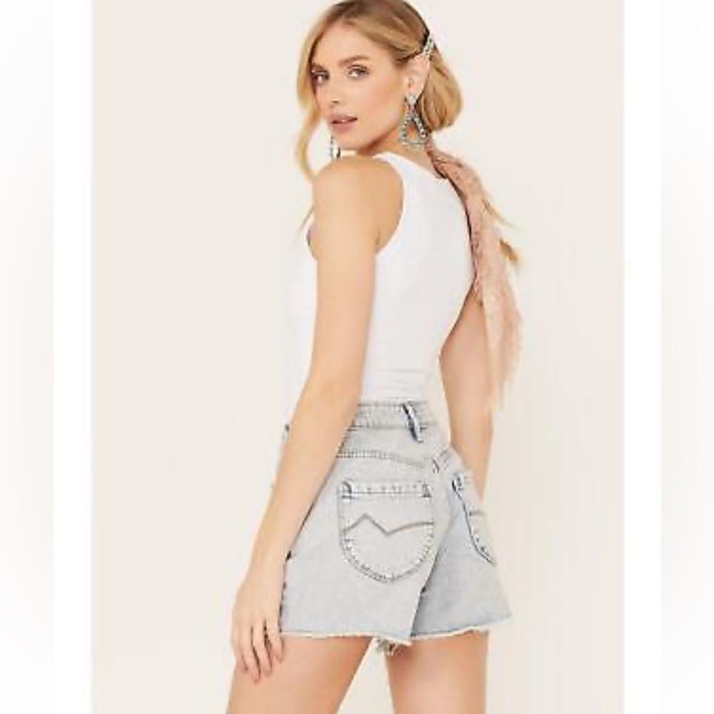 NWT Cleo + Wolf Women's Light Wash Mid Rise Denim Distressed Shorts Sz- 28 - Picture 2 of 16